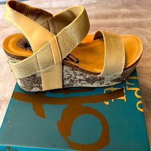 NWT OTBT Wedge Taupe Size 9 - New in box!